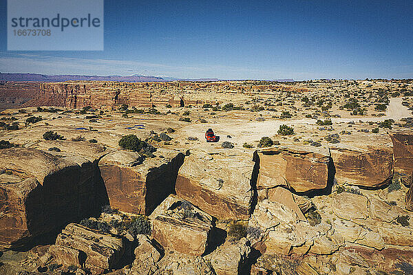 Luftaufnahme eines Autos auf einer Klippe in einem Canyon in Utah