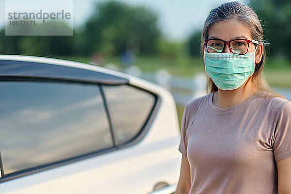 Eine Frau trägt eine Maske  wenn sie während der COVID-19-Epidemie ausgeht