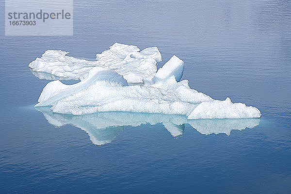 Detailaufnahme von schwimmenden Eisbergen in der Gletscherlagune Jokulsarlon  Island