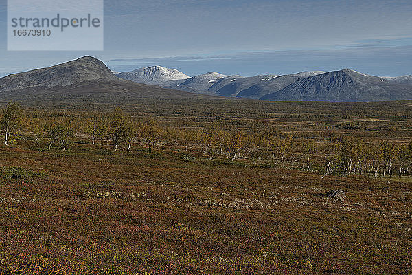 Staubiger Herbstschnee auf entfernten Bergen vom Kungsleden-Weg  Lappland  Schweden