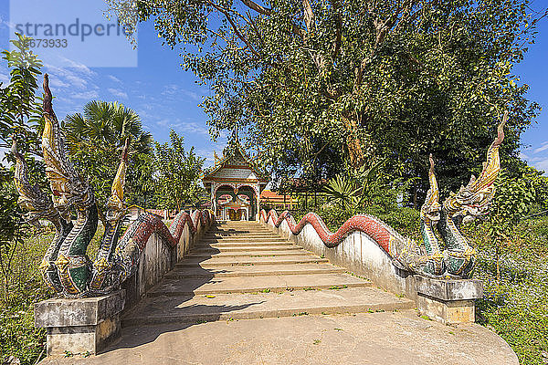 Mit Drachenstatuen geschmückte Brücke  die zu einem buddhistischen Schrein führt  Provinz Luang Namtha  Laos