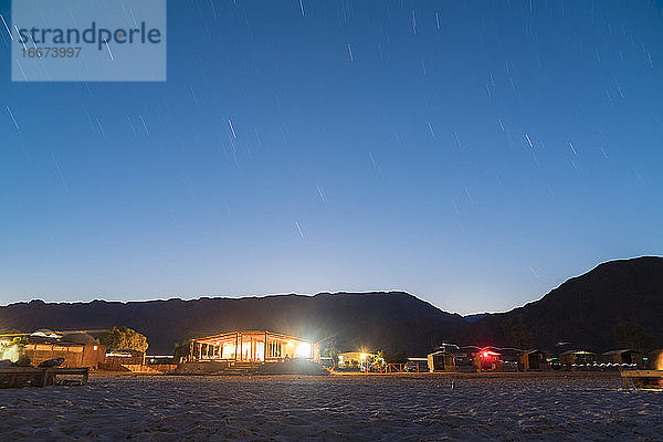 beleuchtete strohhütten in nuweiba am strand  südsinai bei nacht