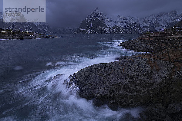 Turbulente See prallt gegen die felsige Küste bei Hamnøy  Moskenesøy  Lofoten  Norwegen
