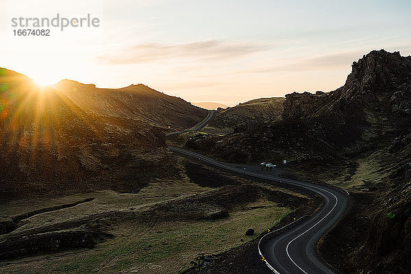 Sonnenuntergang Himmel über Berge und Straße in der Natur