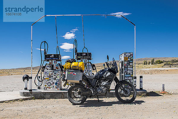 Abenteuer-Motorrad an einer Tankstelle in einer abgelegenen Gegend geparkt