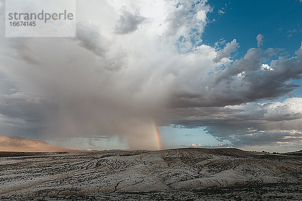 Regenbogen in Wüstensturmwolken