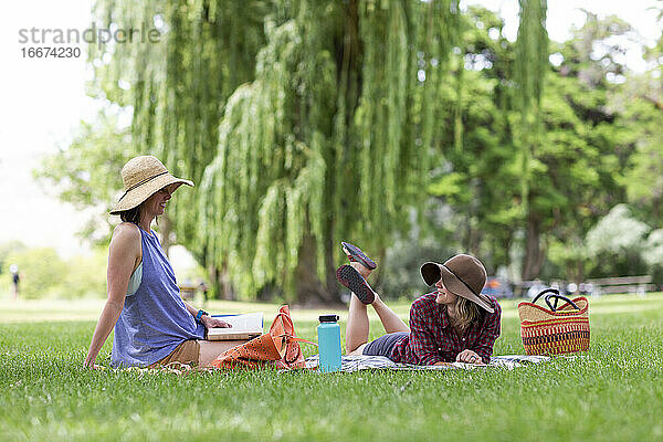Zwei Frauen genießen einen Park an einem sonnigen Tag in der Columbia Gorge.