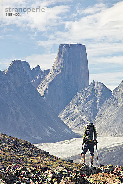 Rückansicht eines Wanderers  der sich dem Mount Asgard Akshayak Pass nähert  Kanada