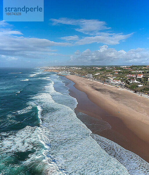 Luftaufnahme von Wellen an einem schönen Sandstrand am Meer