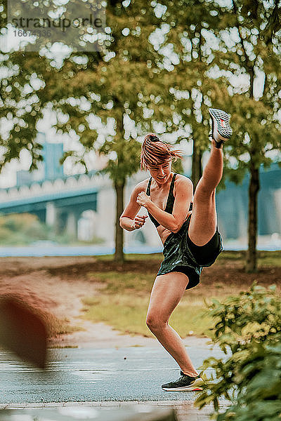 Junge Frau beim Sport im Freien im Park.