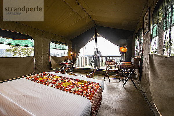 Schlafzimmer in einem Luxuscamp im Hochland von Sri Lanka