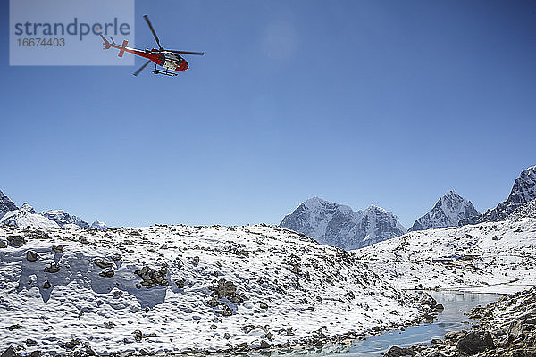 Ein Hubschrauber nähert sich einem Landeplatz in der Nähe des Mount Everest Base Camp  Nepal