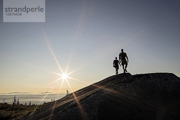 Zwei Wanderer gehen oberhalb der Baumgrenze auf dem Moxie Bald Mountain in Maine.