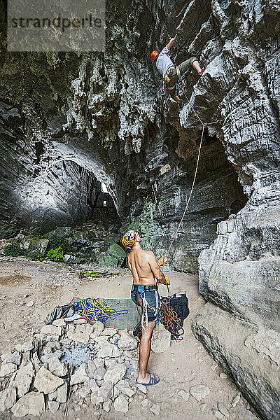 zwei Freunde beim Klettern in der Schatzhöhle in Yangshuo  China