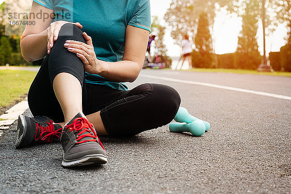 Fitness Frau Läuferin fühlen Schmerz auf Knie. Outdoor-Übung activit