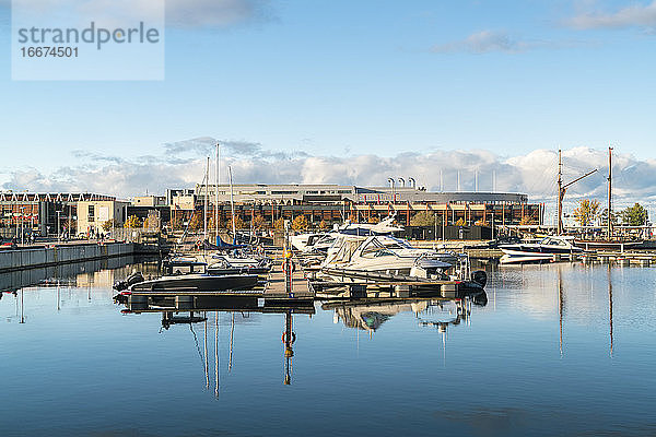 Alter Stadthafen (Hafen von Tallinn) an einem sonnigen Herbsttag