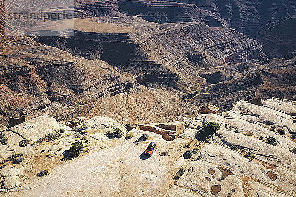 Luftaufnahme eines Autos auf einer Klippe in einem Canyon in Utah