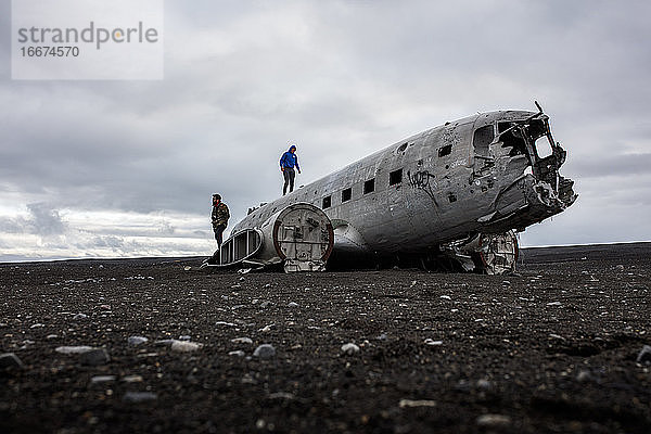 Der Rumpf eines abgestürzten DC-3-Flugzeugs der US Navy in der Nähe von Vik  Island.