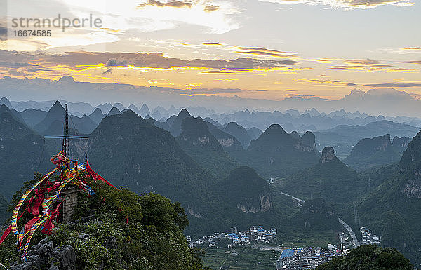 malerische Aussicht auf die Kalksteinberge oberhalb von Yangshuo