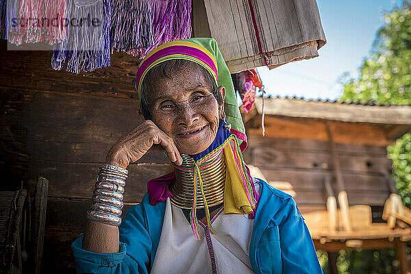 Porträt einer lächelnden älteren birmanischen Frau vom Stamm der Kayan  Mya