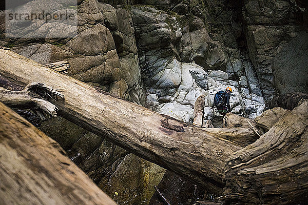 Mann auf Erkundungstour und Flucht in tiefer  dunkler Schlucht in der Nähe von Vancouver  B.C.