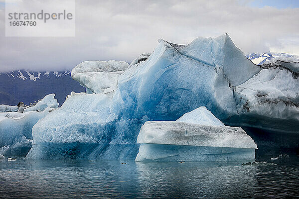 Eisberge in der Gletscherlagune Jokulsarlon im Süden Islands.