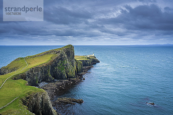 Fernsicht auf den Leuchtturm von Neist Point  Isle of Skye  Schottland  UK