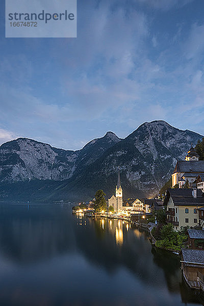 Evangelische Pfarrkirche am Hallstatter See vor Bergkulisse in der Dämmerung  Hallstatt  Österreich