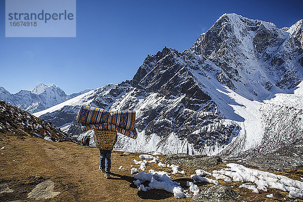 Ein Träger trägt Vorräte auf dem Weg zum Everest-Basislager.