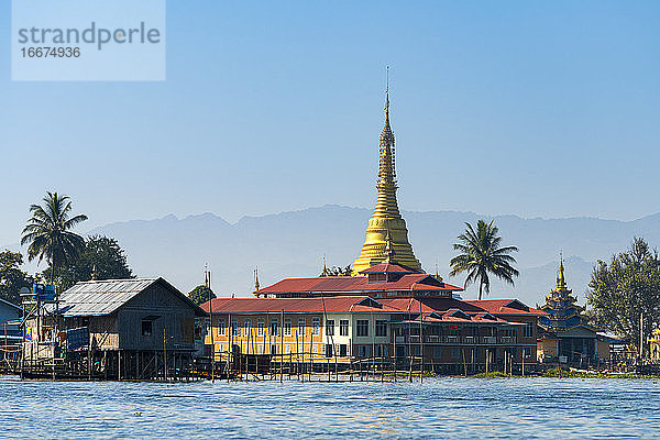 Kloster mit goldener Pagode am Inle-See vor strahlend blauem Himmel  Myanmar