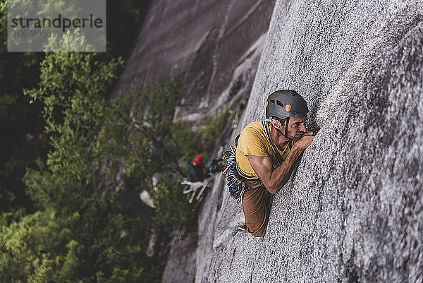 Mann beim Trad-Klettern im Vorstieg am breiten Granitriss Squamish Kanada