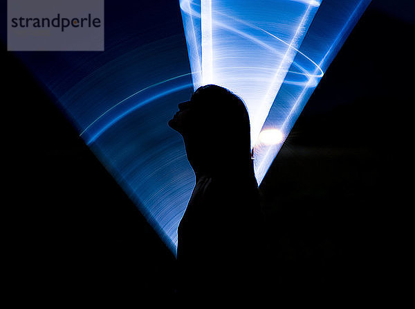 Frau Silhouette durch blaues Licht lightpainting