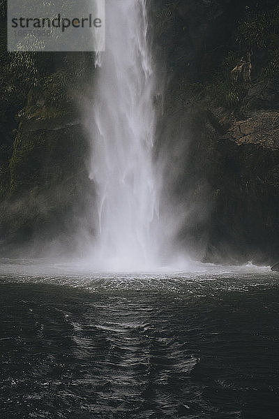 Mächtiger Wasserfall  der den Berg hinunter in den Milford Sound stürzt  Neuseeland