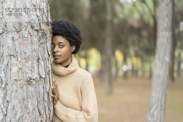 Porträt einer afrikanischen Frau im Park