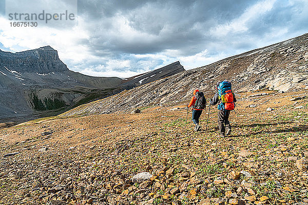 Wandern in Kanadas entlegenen Rocky Mountains Hoch in den Alpen