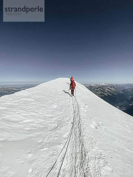 Zwei Bergsteiger beim Aufstieg zum Mont Blanc am Seil