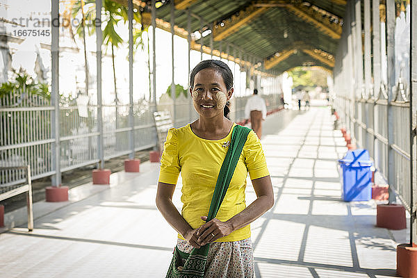 Porträt einer lächelnden Frau mit Blattzeichen im Gesicht  hergestellt von Thanaka  Mandalay  Myanmar