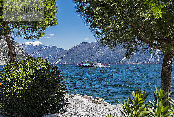 Fähre auf dem Lago di Garda in Italien