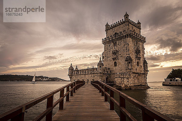 Schöner Blick auf das alte historische Gebäude des Belem-Turms in Lissabon