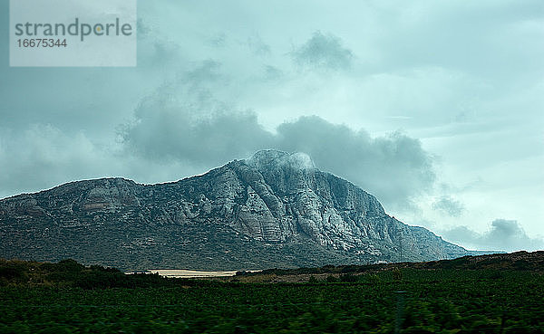 Berg mit Wolken auf dem Gipfel. Landschaft kurz vor dem Regen