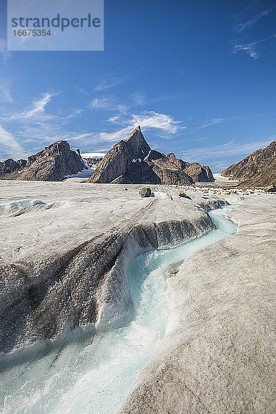 Ein Fluss schlängelt sich durch einen Gletscher unterhalb des Mount Loki  Baffin Island.