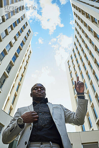 Afroamerikanischer Geschäftsmann zwischen Gebäuden