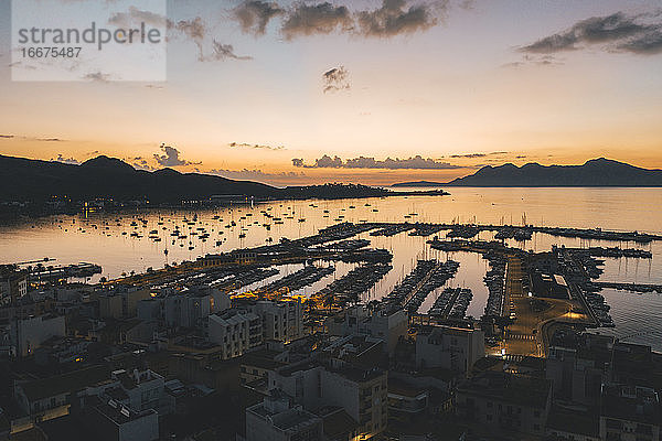 AERIAL View über Golden Sunset in Harbor Bay mit Booten in Spanien