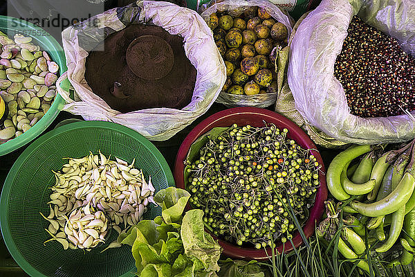 Draufsicht auf verschiedene Gemüsesorten  die auf dem Markt verkauft werden  Nyaungshwe  Inle-See  Myanmar