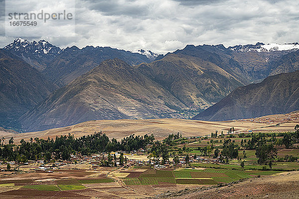 Felder im Heiligen Tal mit den Bergen der Anden im Hintergrund  Peru