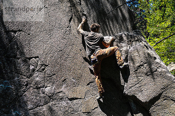 Kletterer erreicht die Spitze des Granitfelsens in Washington