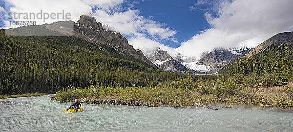 Panoramablick auf einen Entdecker beim Packrafting im Banff National Park.