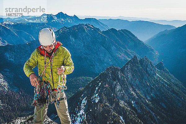 Mann sortiert Kletterausrüstung beim Bergsteigen in Washington