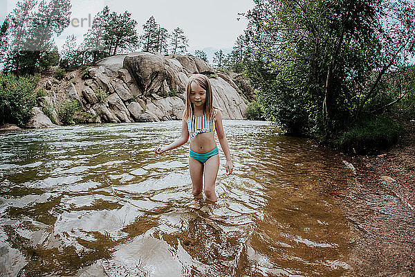 Junges Mädchen spielt am Ufer des Platte River
