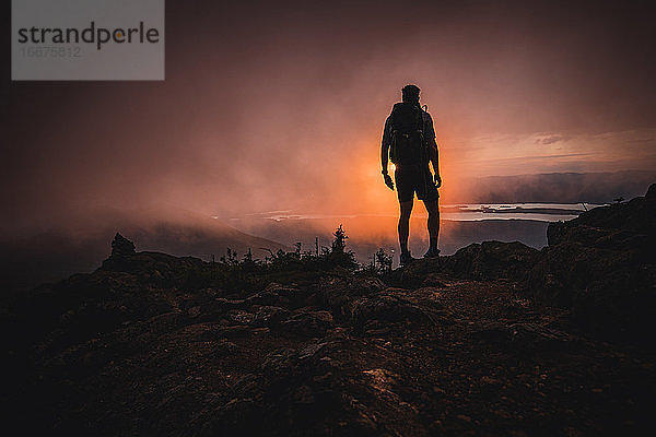 Silhouette eines Wanderers bei Sonnenuntergang in den Wolken  Appalachian Trail  Maine